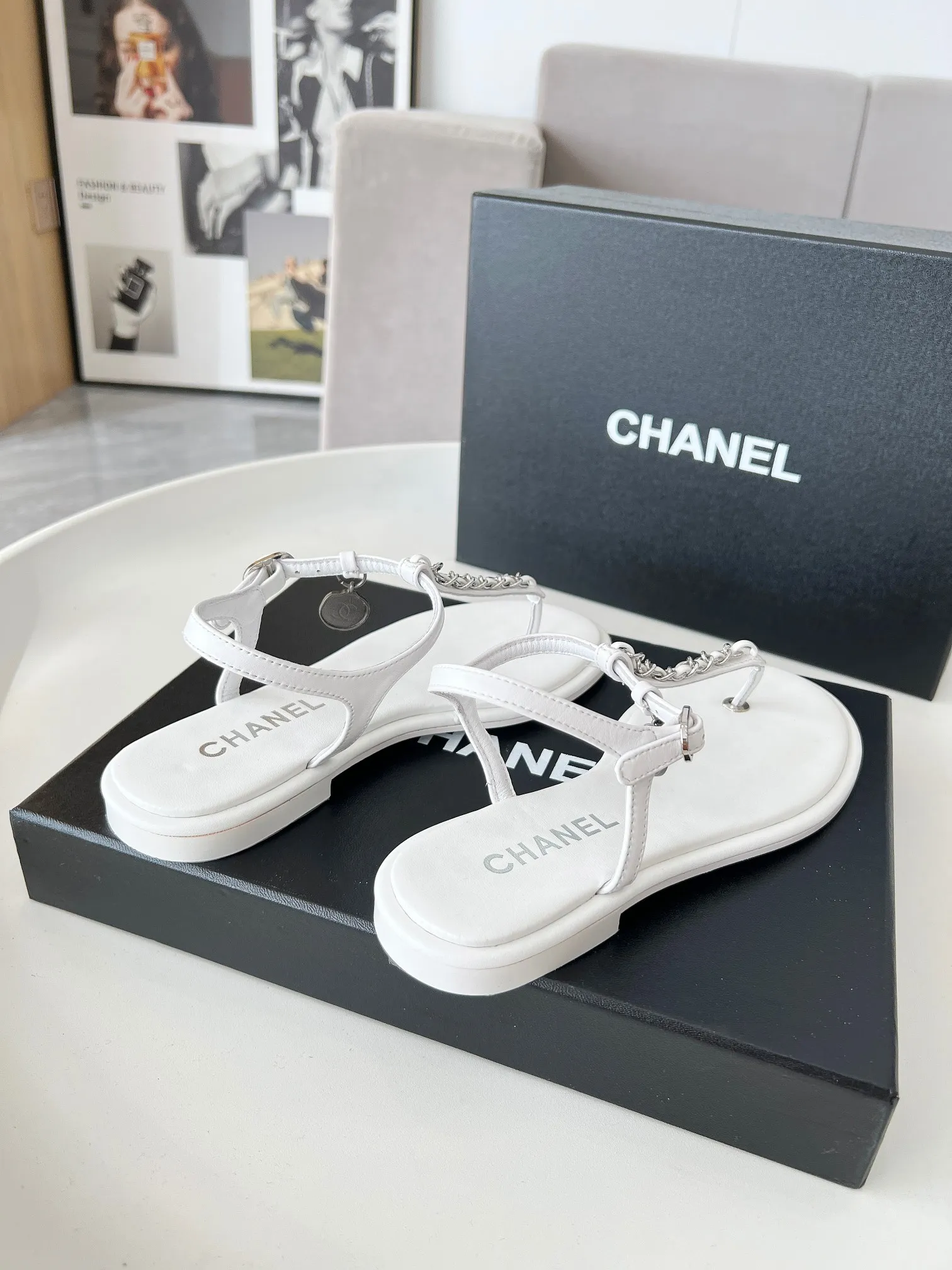 👟👟Ex-factory price 440👟👟 Genuine leather sole +40 CHANEL2025 Xiaoxiang new classic flip-up sandals👡 👄Original 1:1 molded logo🧡Exudes lasting charm Xiaoxiang sandals👡Vivid intellectual elegance👥Brings out the unique beauty of women👩‍🦰 Fabric: Sheepskin Lining: Imported sheepskin , Outsole: rubber outsole (leather outsole) Color: black/apricot/white, code number: 35-40 (41-41 customization is non-returnable and non-exchangeable): leather outsole, rubber sole